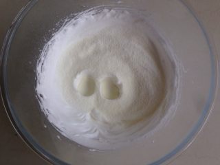 柠檬蛋白糖,将奶粉和淀粉的混合物均匀地过筛到蛋白霜里