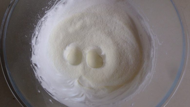 柠檬蛋白糖,将奶粉和淀粉的混合物均匀地过筛到蛋白霜里