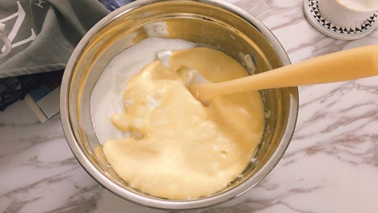 如何轻松制作一个完美的Pancake,接着再全部倒回蛋白霜里面，继续翻拌均匀即可。