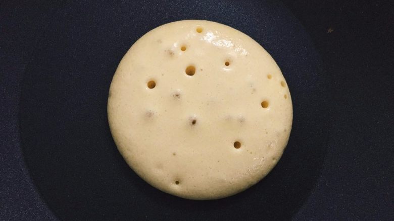如何轻松制作一个完美的Pancake,全程小火加热，等面糊出现这样的密集小泡泡，便可翻面。