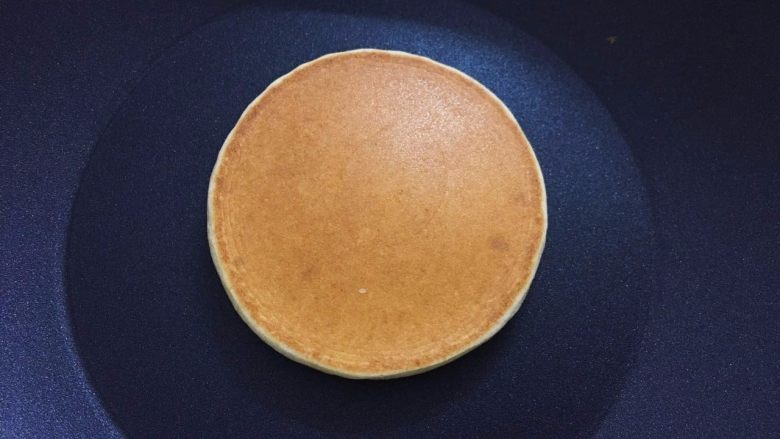 如何轻松制作一个完美的Pancake,翻过来就看到这一面表面光滑，上色均匀就是成功的了，另一面稍微再煎30秒就可以出锅了。（只保证其中一面是漂亮的，另一面是煎不出这种效果的）