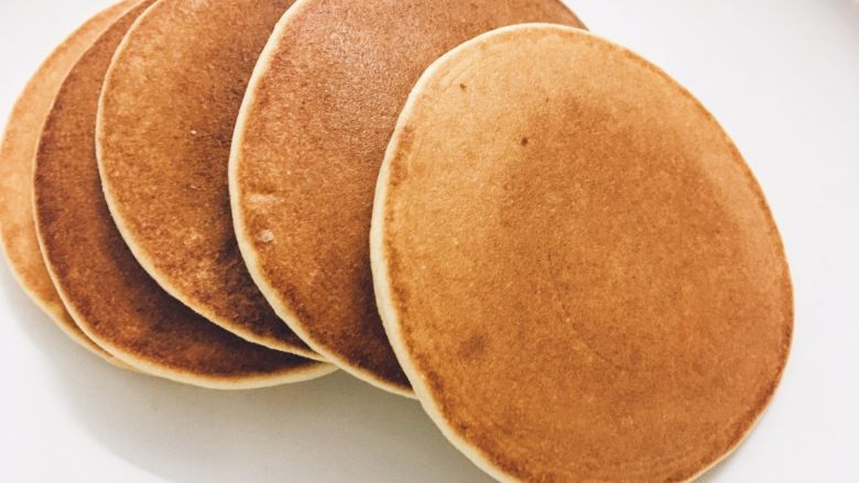 如何轻松制作一个完美的Pancake,如果平底锅够大的话，可以一次煎两三个，或者一次煎一个，不需要等平底锅冷却再煎下一个，只要倒面糊的时候，动作够快，出来的样子一样会是很漂亮的松