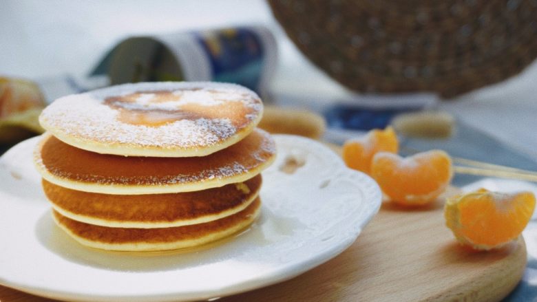 如何轻松制作一个完美的Pancake,做好后的松饼，表面筛上一层薄薄的糖粉，加上一勺枫糖浆或其他果酱，再配点其他水果，颜值就马上在线啦。。。。