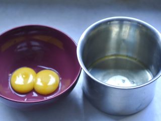 枣夹核桃蛋糕,将蛋黄、蛋白分开，蛋白一定要放入无油无水的干净盆中。