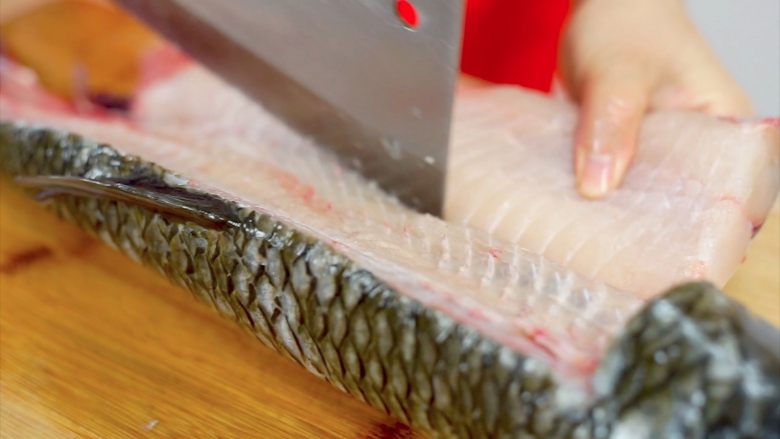 荆楚大地，吃鱼不见鱼——鲜美鱼糕,正面切至鱼腹的位置后慢慢剔下来，不要大的鱼刺。