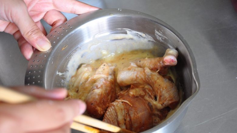 香酥脆皮炸鸡,将腌好的鸡块放入裹浆中，均匀包裹上一层。