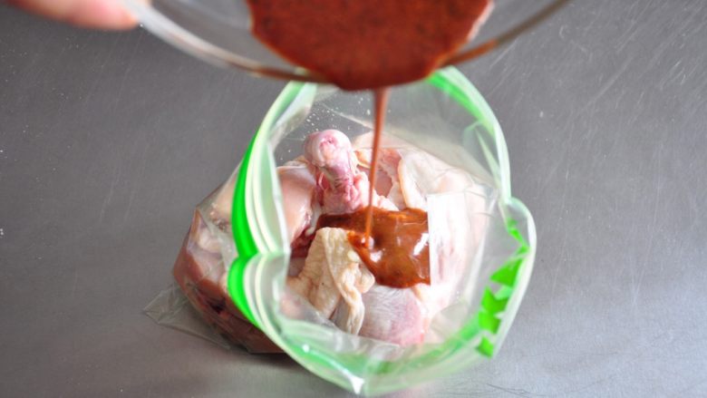 香酥脆皮炸鸡,处理好的鸡块和腌肉料一起装进保鲜袋中。