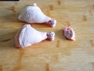 香酥脆皮炸鸡,另两个琵琶腿去除关节上的软骨。