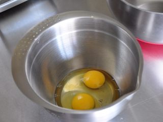 香酥脆皮炸鸡,另取一盆打入两个鸡蛋。