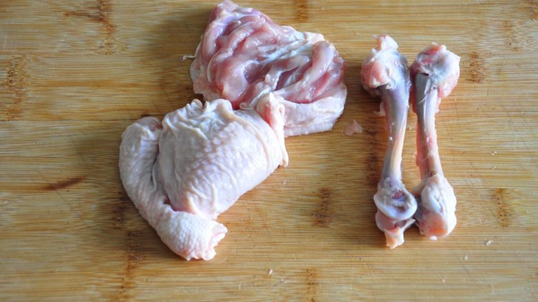 香酥脆皮炸鸡,取2个琵琶腿去骨，每个切分成2块鸡肉。