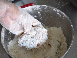 香酥脆皮炸鸡,用手将炸裹粉拍实，抖掉多余的裹粉。