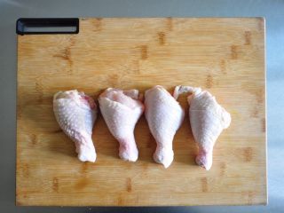 香酥脆皮炸鸡,4个琵琶腿提前浸泡去除血水。