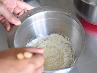 香酥脆皮炸鸡,在蛋液中加入100克调好的炸裹粉，混合成浆。