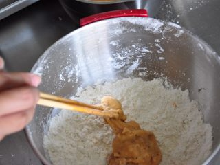 香酥脆皮炸鸡,继续放到炸裹粉中。