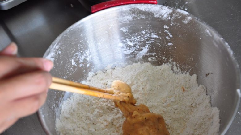 香酥脆皮炸鸡,继续放到炸裹粉中。