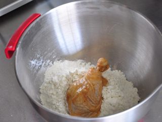 香酥脆皮炸鸡,放入炸裹粉中，裹上一层炸裹粉。
