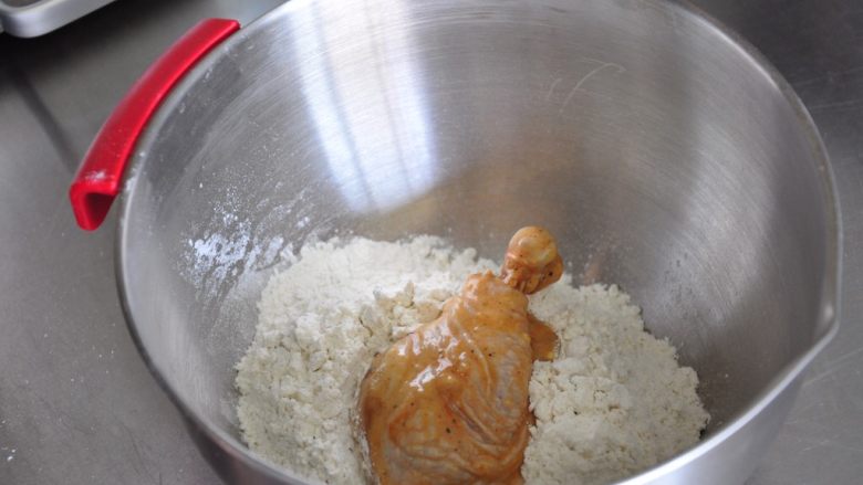 香酥脆皮炸鸡,放入炸裹粉中，裹上一层炸裹粉。