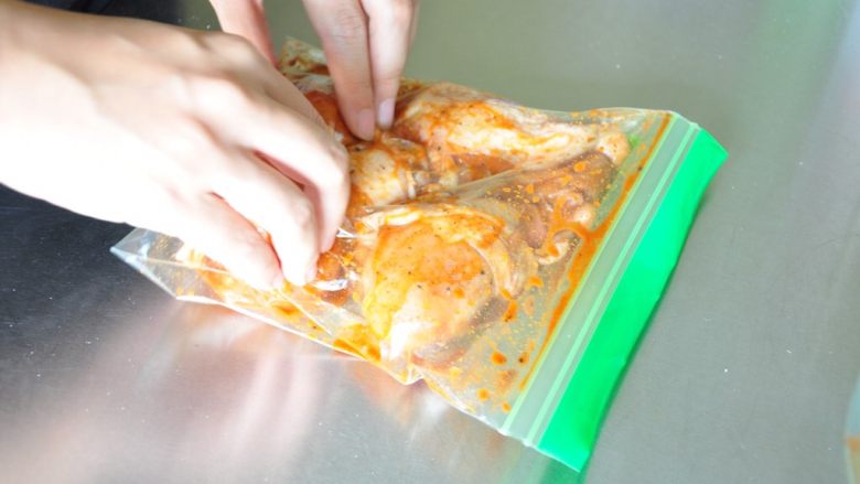 香酥脆皮炸鸡,用手抓揉均匀，放入冰箱冷藏过夜。