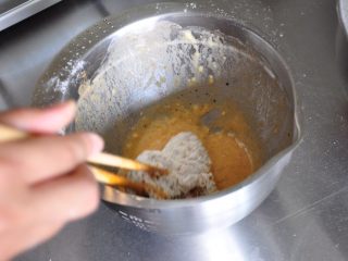 香酥脆皮炸鸡,再放入裹浆中，