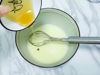 原味松饼,加入蜂蜜搅拌均匀