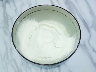 原味松饼,低筋面粉和泡打粉混合在一起，筛入低筋面粉及泡打粉
