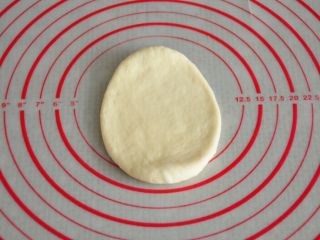 香葱黄油面包,取一个面团擀成椭圆形。