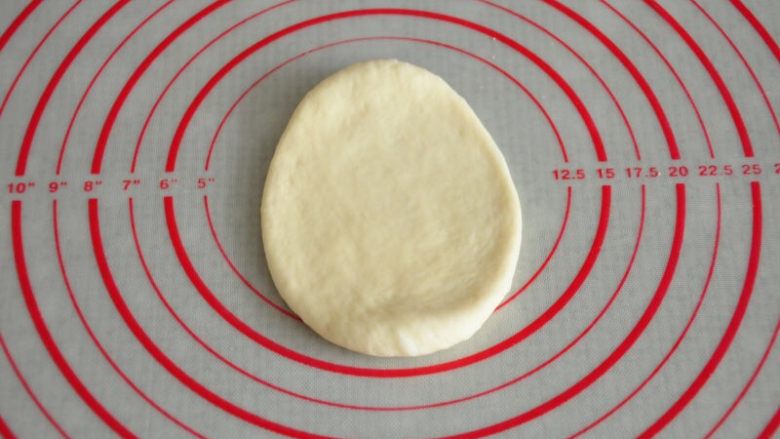 香葱黄油面包,取一个面团擀成椭圆形。