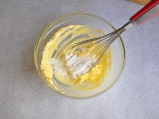 香葱黄油面包,加入糖粉。