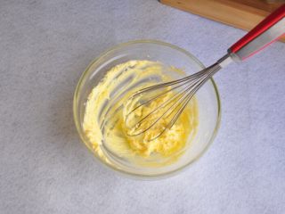 香葱黄油面包,无盐黄油室温下软化。
