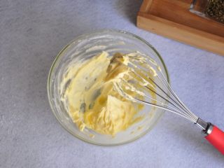香葱黄油面包,混合好的黄油成乳膏状。