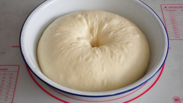 香葱黄油面包,盖上保鲜膜，放在温暖湿润处发酵至两倍大。