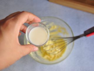 香葱黄油面包,再加入牛奶混合均匀。