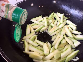 绿色美食+西葫芦木耳银耳炒鸡蛋,放入切好的西葫芦，翻炒几下，倒入少许白胡椒粉，再翻炒几下。