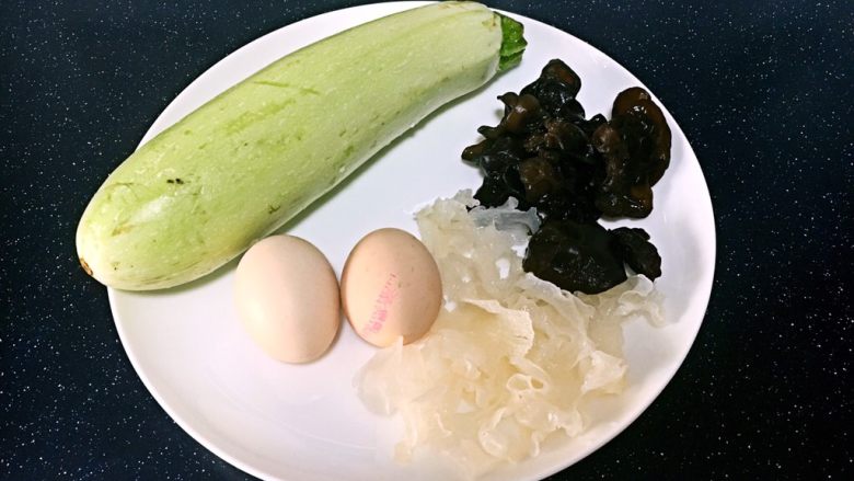 绿色美食+西葫芦木耳银耳炒鸡蛋,主要食材。