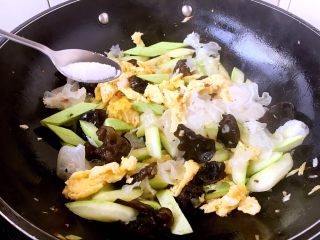 绿色美食+西葫芦木耳银耳炒鸡蛋,放入少许盐调味，翻炒几下即可出锅成盘。