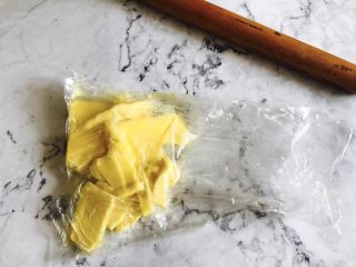 自制酥皮版蛋挞,180g黄油（需要裹入的黄油）可以软化也可以用从冷藏里拿出的黄油。放入保鲜袋整形！