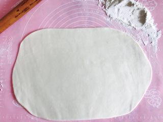 自制酥皮版蛋挞,擀成薄片 要比黄油长3倍左右 宽出一厘米左右