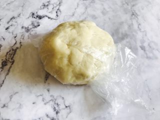自制酥皮版蛋挞,装入保鲜袋或用保鲜膜裹好 放冰箱冷藏松弛20分钟