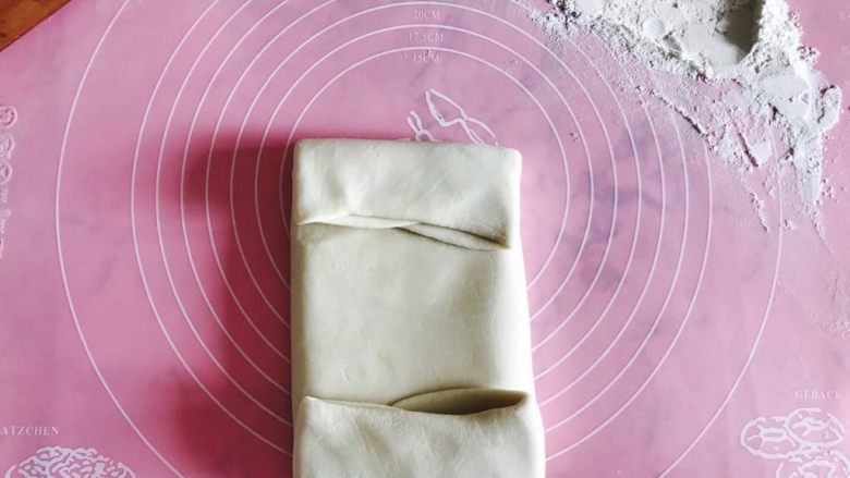 自制酥皮版蛋挞,左折一下 包住黄油 右折一下包住 然后把上下多出来的折好。像叠被子一样 压实！压的时候把气泡排出