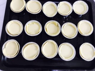 自制酥皮版蛋挞,蛋挞液制作：淡奶油和牛奶混合 加入细砂糖和炼乳 加热 搅拌至糖溶解即可。放一旁冷却到不烫手 加入蛋黄和低筋面粉搅拌均匀即可。追求完美的可以过筛