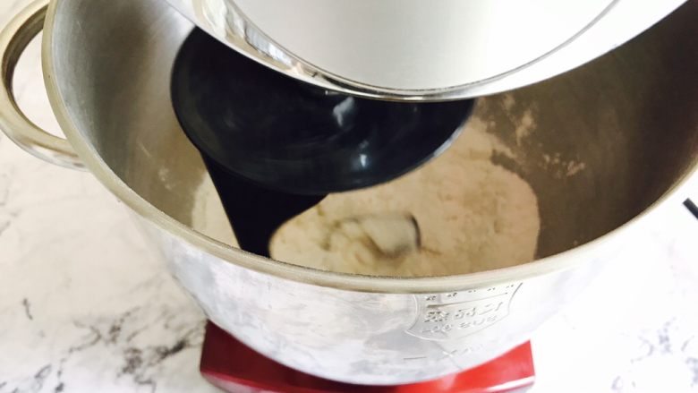 自制酥皮版蛋挞,如果是厨师机，就低俗搅拌均匀。用手的话稍微抓匀就可以