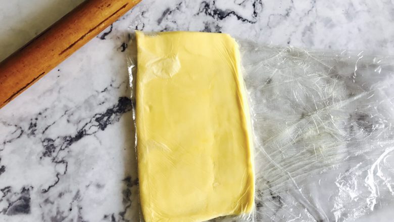 自制酥皮版蛋挞,擀成长方形或正方形 厚度在3毫米左右。整形好放冰箱冷藏会 让黄油变硬