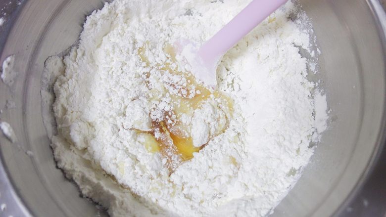 豆沙广式月饼制作方法,高筋粉和低筋粉提前混合过筛，先加入三分之一的面粉到液体中，混合均匀再加入剩余的面粉，拌匀即可，不需要过度搓揉以免出筋