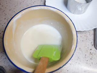 香草慕斯独角兽慕斯.,拿出稍微有点凝固的牛奶+奶油混合均匀