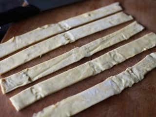 玫瑰酥皮卷,酥皮切成3-4厘米宽的长条备用；