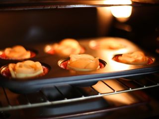玫瑰酥皮卷,烤箱预热200度，上下火烤25-30分钟即可。