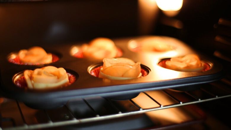 玫瑰酥皮卷,烤箱预热200度，上下火烤25-30分钟即可。
