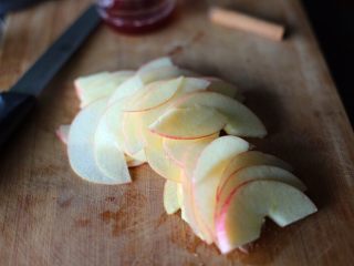 玫瑰酥皮卷,苹果去核切薄片；