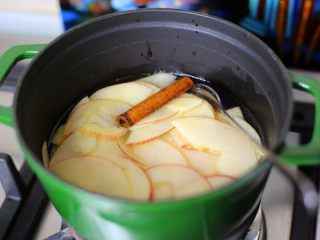 玫瑰酥皮卷,取一个小锅放入苹果片、柠檬汁后放入桂皮加水小火煮3-5分钟关火，将苹果片捞出晾凉备用；