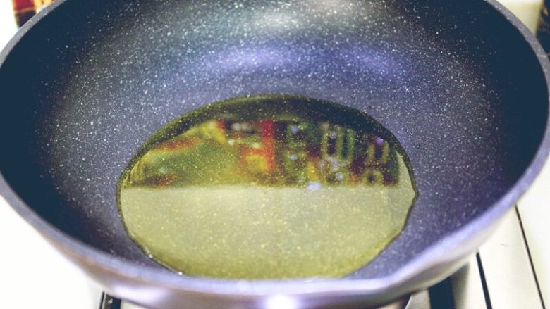 豆瓣鲫鱼,炒锅中倒入适量油，烧至8成热；